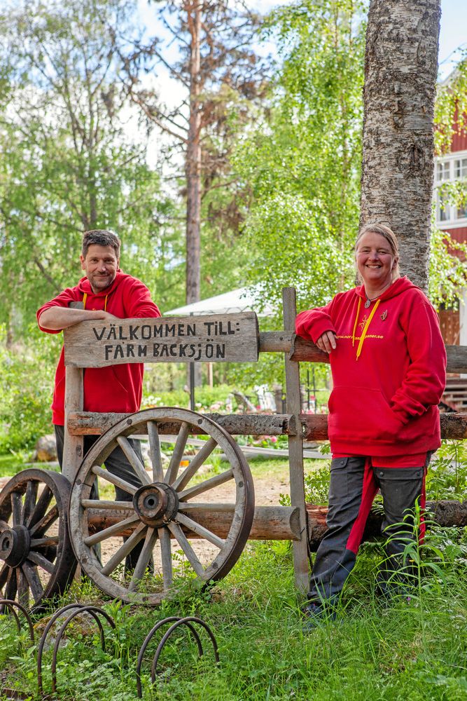 Hans och Carolina älskar sitt liv tillsammans på gården, trots allt slit och jobb.