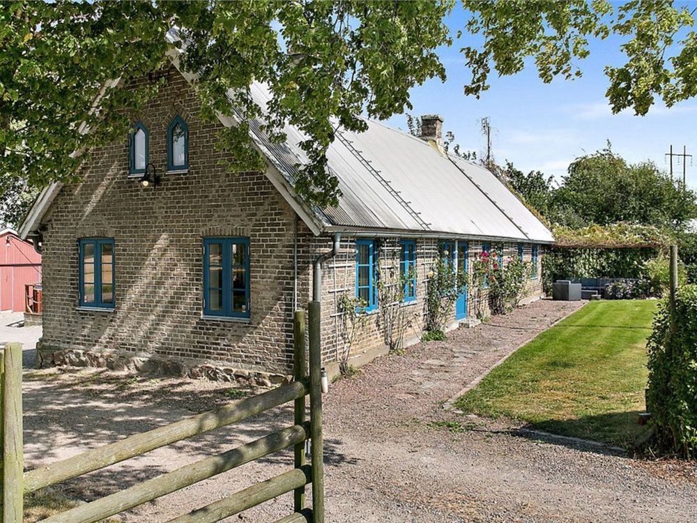 En pittoresk skånelänga från 1860 med sex sovrum kostar tre miljoner i Helsingborg.