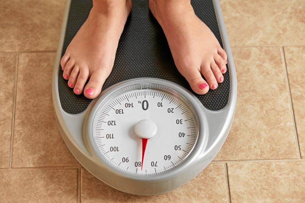 Kroppens egen badrumsvåg visar fel, tror att vi är lättare än vad vi är.