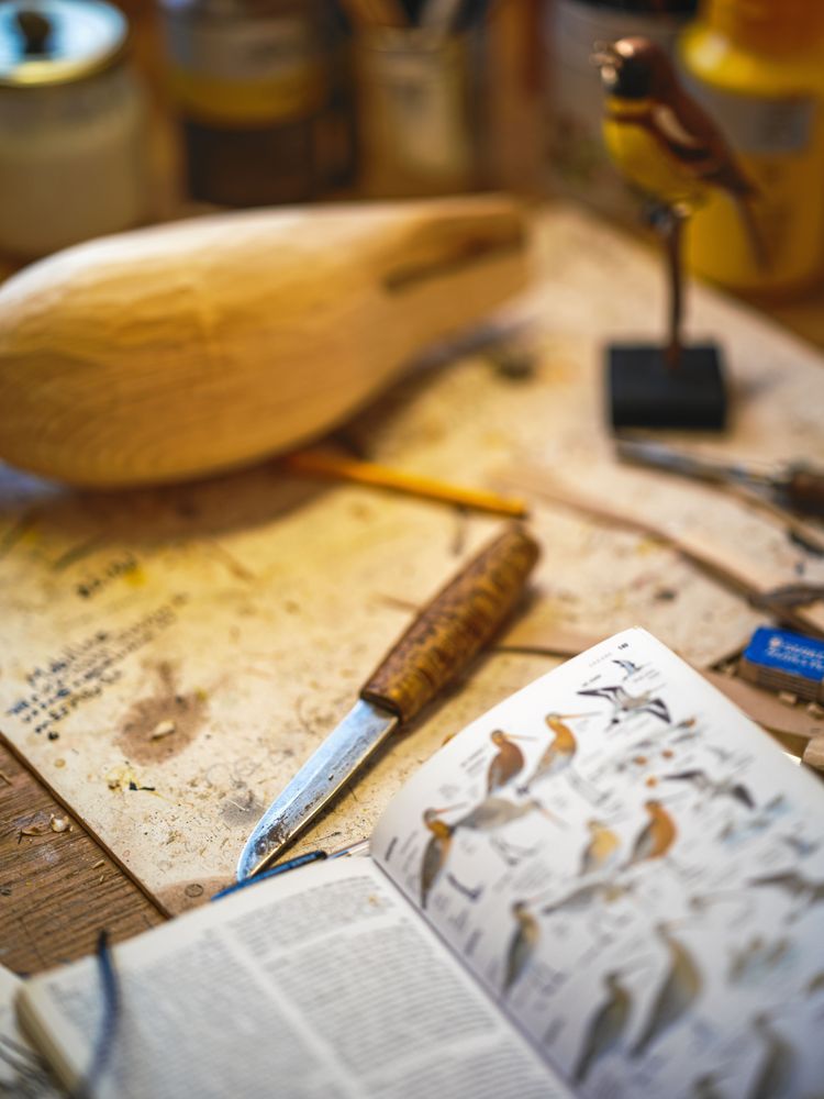 I verkstaden ligger sniderier i olika stadier, Vesa har många beställningar på gång.