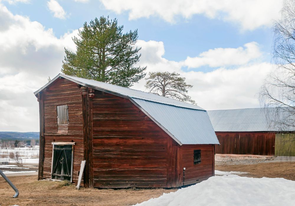 En vacker, gammal timmerlada ingick i köpet