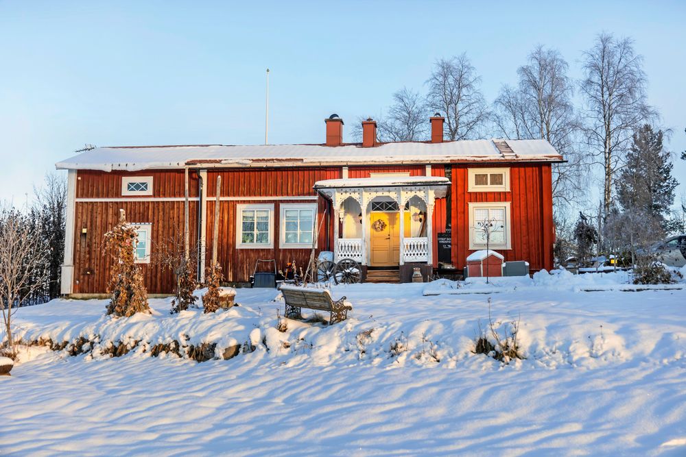 Utsikten är vidsträckt från den högt belägna Norrbottensgården från 1875.