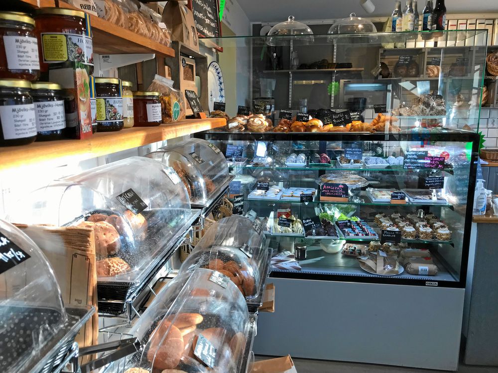 Kaféet och gårdsbutik med nybakt bröd, bakelser, bullar och kakor - och Mjöviks egen honung, som maken Christian slungar,