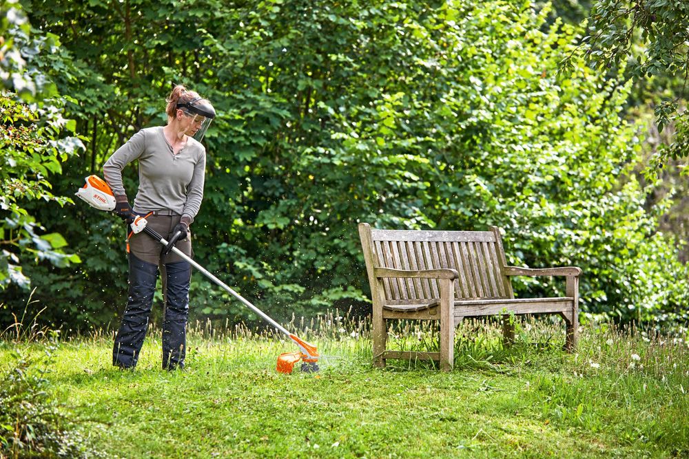Ett batteri, många maskiner. Den här trimmern från Stihl drivs med ett batteri anpassat för vanliga odlare.