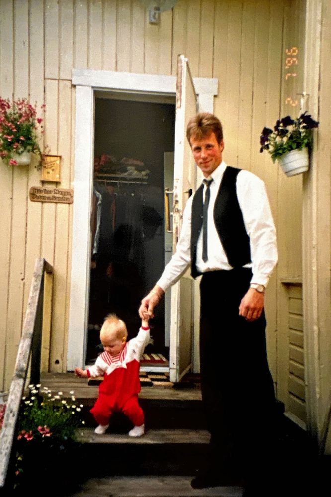 Barndomsbild på Petra och hennes pappa Peter på en trappa.