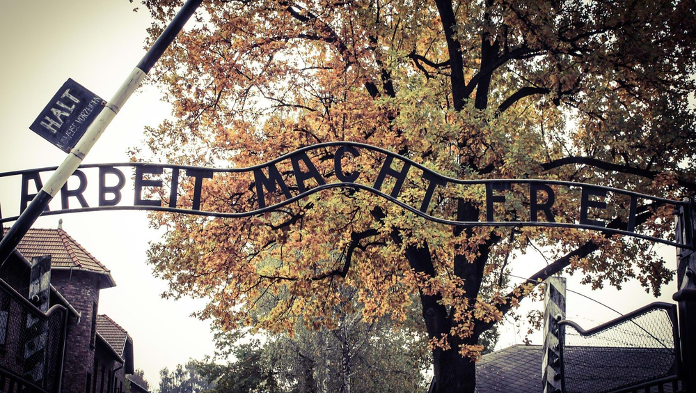 Bild på ingången till Auschwitz-Birkenau