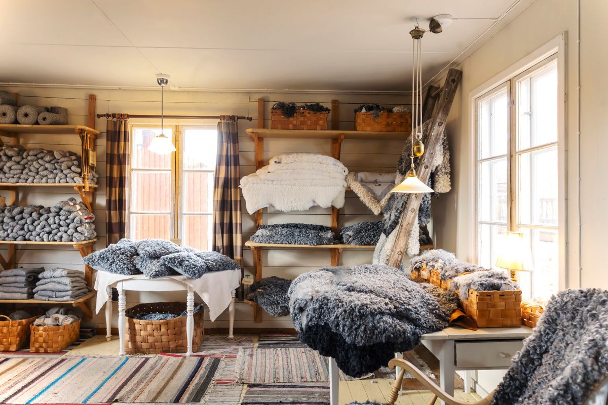 Mysig butik med grå fårskinn och ullprodukter på hyllor och bord