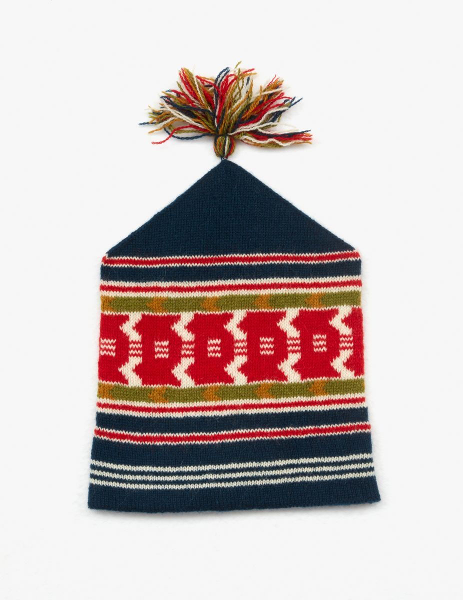 Stickad mössa i blått med röd-vit mönsterbård och färgglad tofs upptill