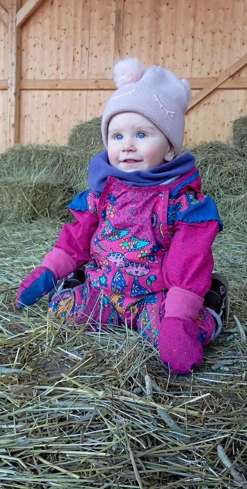 Dottern Santina, 2 år, är van att vara med pappa och mamma i häststallet.