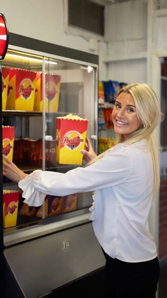 Tilde Edin på Edins biograf håller popcornhink från varmvitrin i biografkiosk