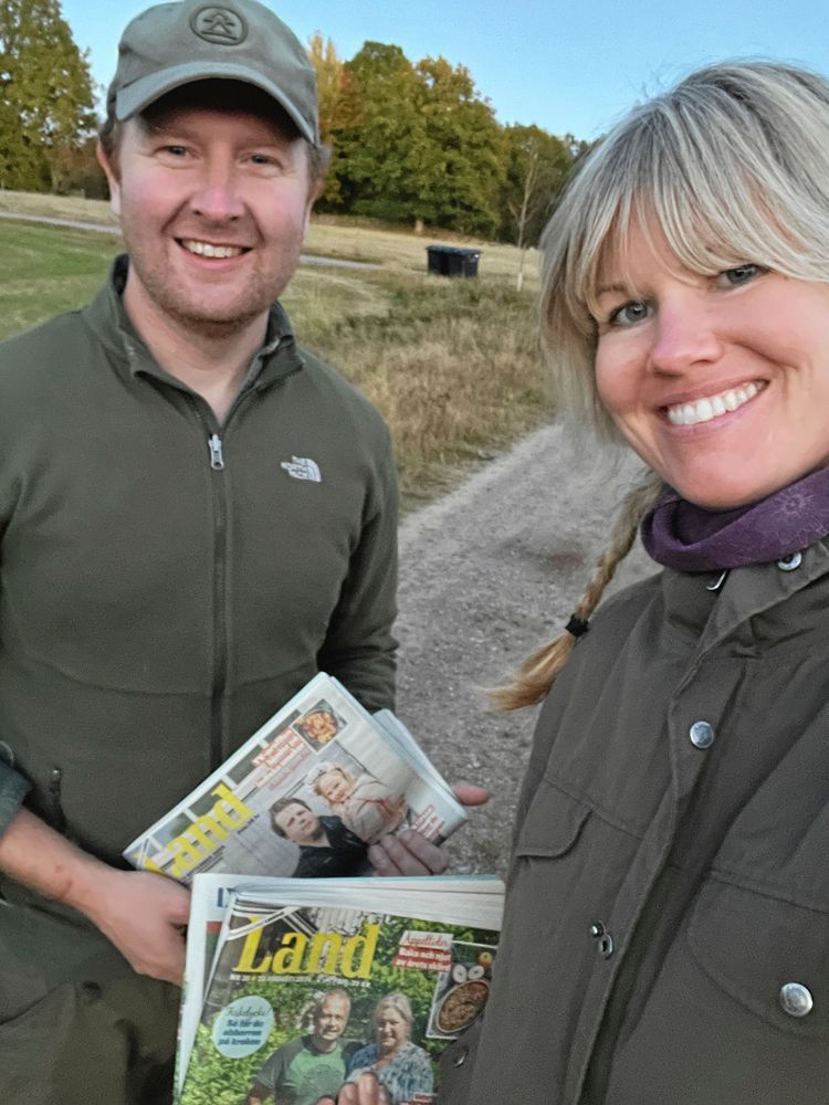 Dag Rockström och Hanne Larsheden på grusväg med varsin Land-tidning i handen.
