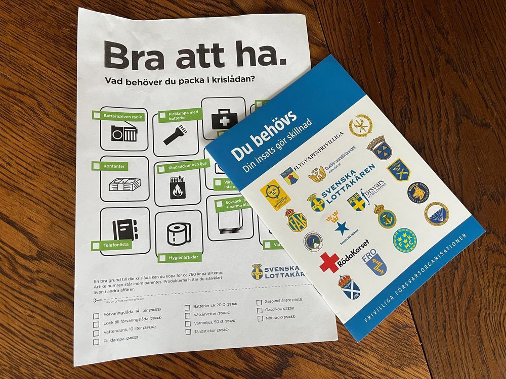 Informationsblad om krisförberedelser och Lottaorganisationer på ett bord.