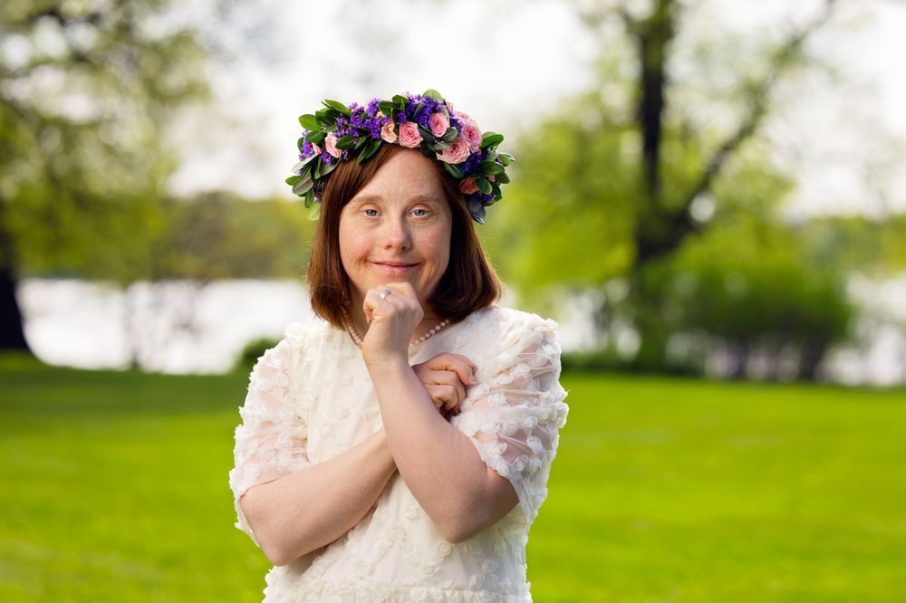 Ida Johansson med blomkrans på huvudet.