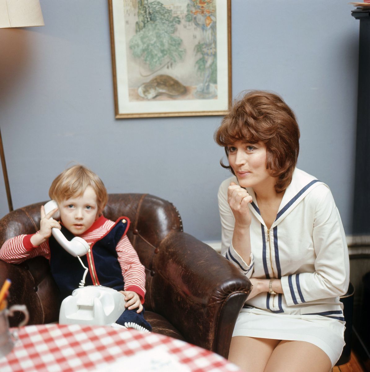Birgitta Andersson , skådespelerska , här tillsammans med sin son. 1970