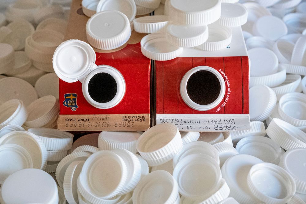 Plastkork på mjölkförpackning. 