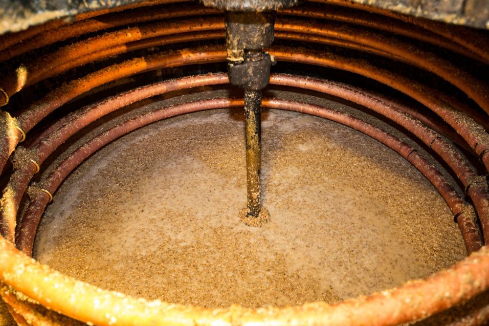 Jäsande potatismassa i tank med omrörarpinne.