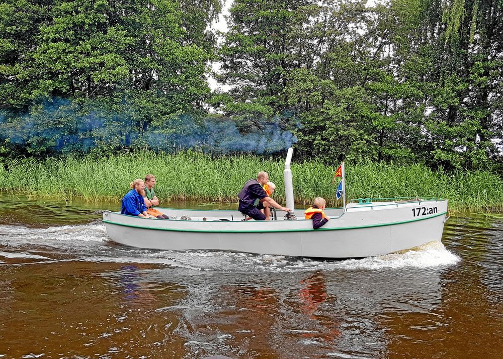 172:an ser ut som en mindre passagerarbåt men användes till att frakta stora knippen timmer.