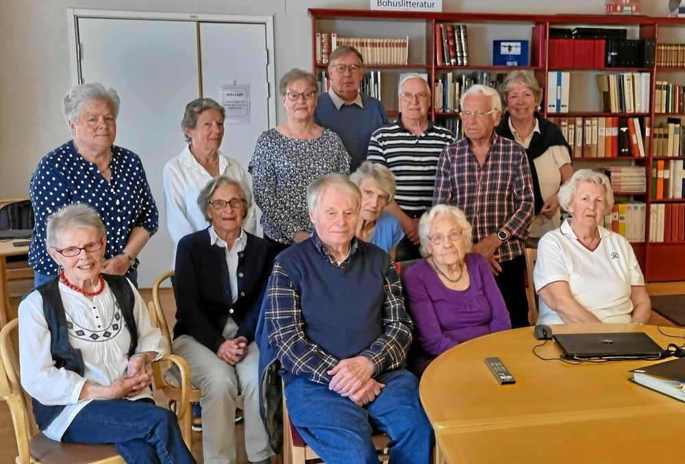 Fotogruppen som  räddar över 100 000 bilder tagna av fotograf Olof Olsson från Fjällbacka i Bohuslän. Historiska minnen och vardagsögonblick digitaliseras för framtiden.