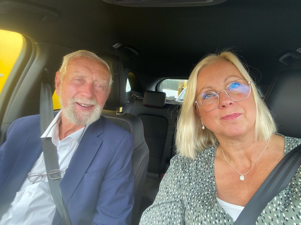 Bengt Sandin och Anna Aldehag sittandes i bil.