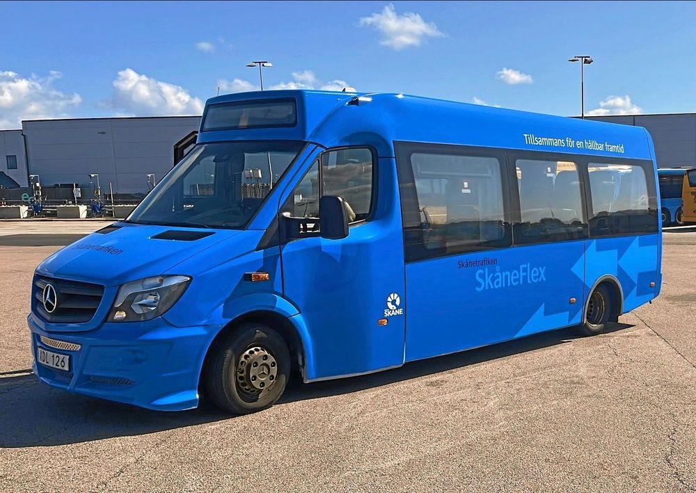 En blå, mindre buss som körs i Skånetrafikens regi i Svalöv.