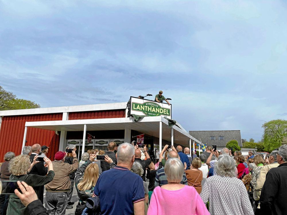 Folksamling utanför butiken i Kyrkhult.