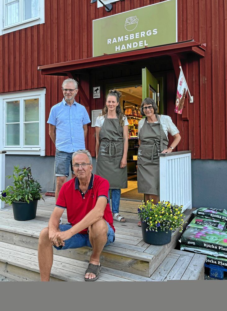  Mats Premfors, Karin Rydberg, Ulrika Beskow, Kent Mattsson, vid ingången till Ramsbergs Handel, i ett rött hus.