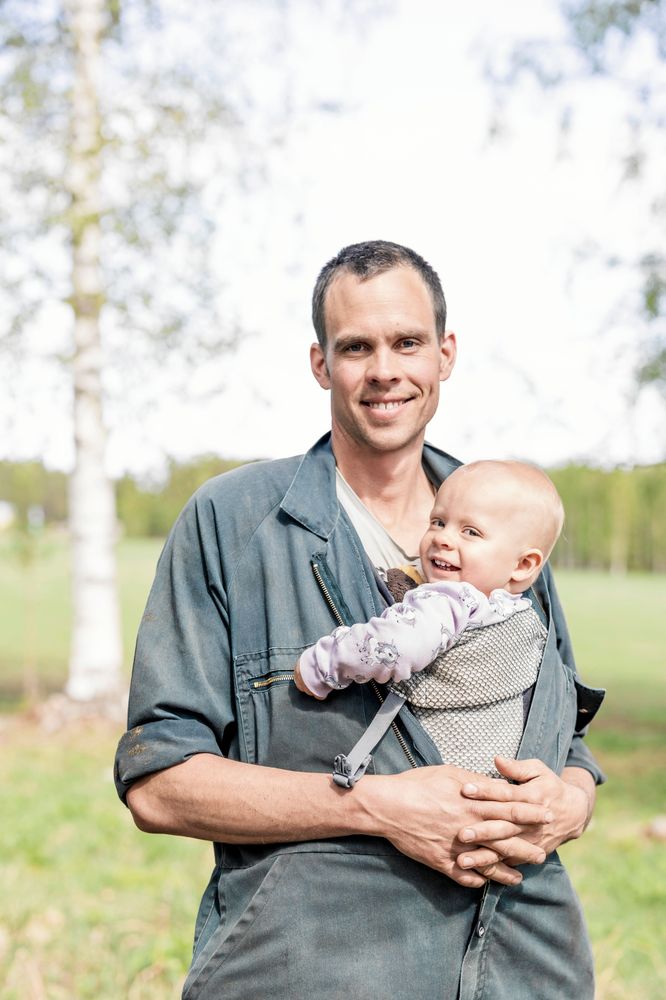 Jakob tycker det är viktigt att ta sig tid för barnen, som ofta får vara med i jobbet. Kanske blir det en bonde av lille Lukas.