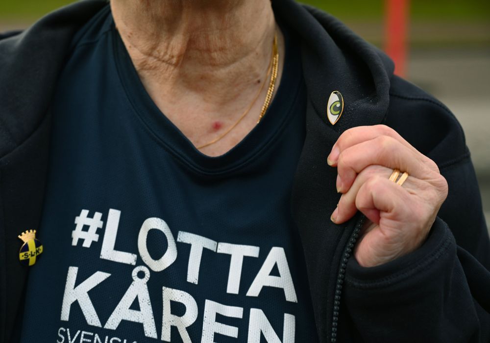 Inzoomning på Anita Robérts tröja som det står #Lottakåren på.