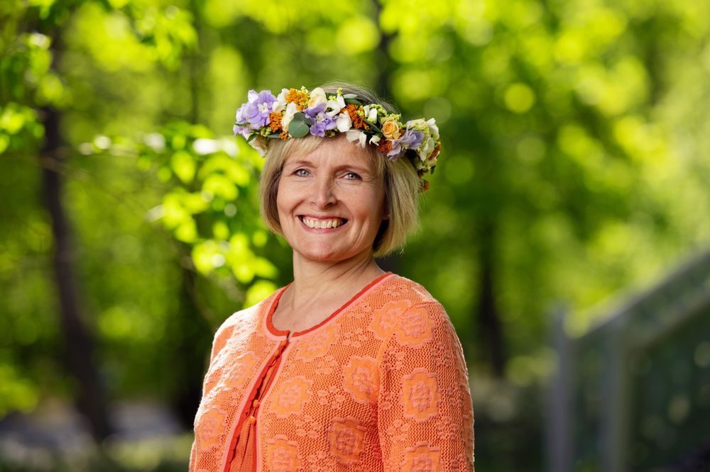 Malin Ackermann med blomkrans på huvudet.