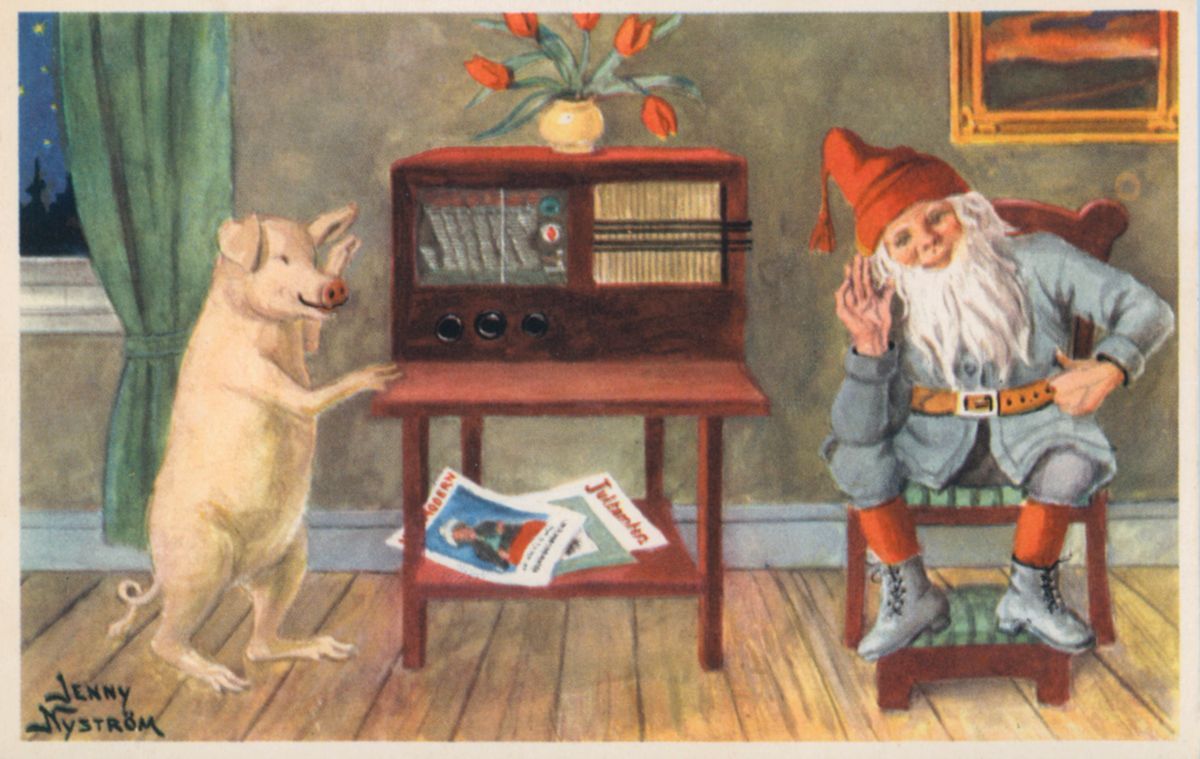 Illustration av Jenny Nyström där tomte lyssnar på radio medan en gris dansar, julmagasin ligger på golvet