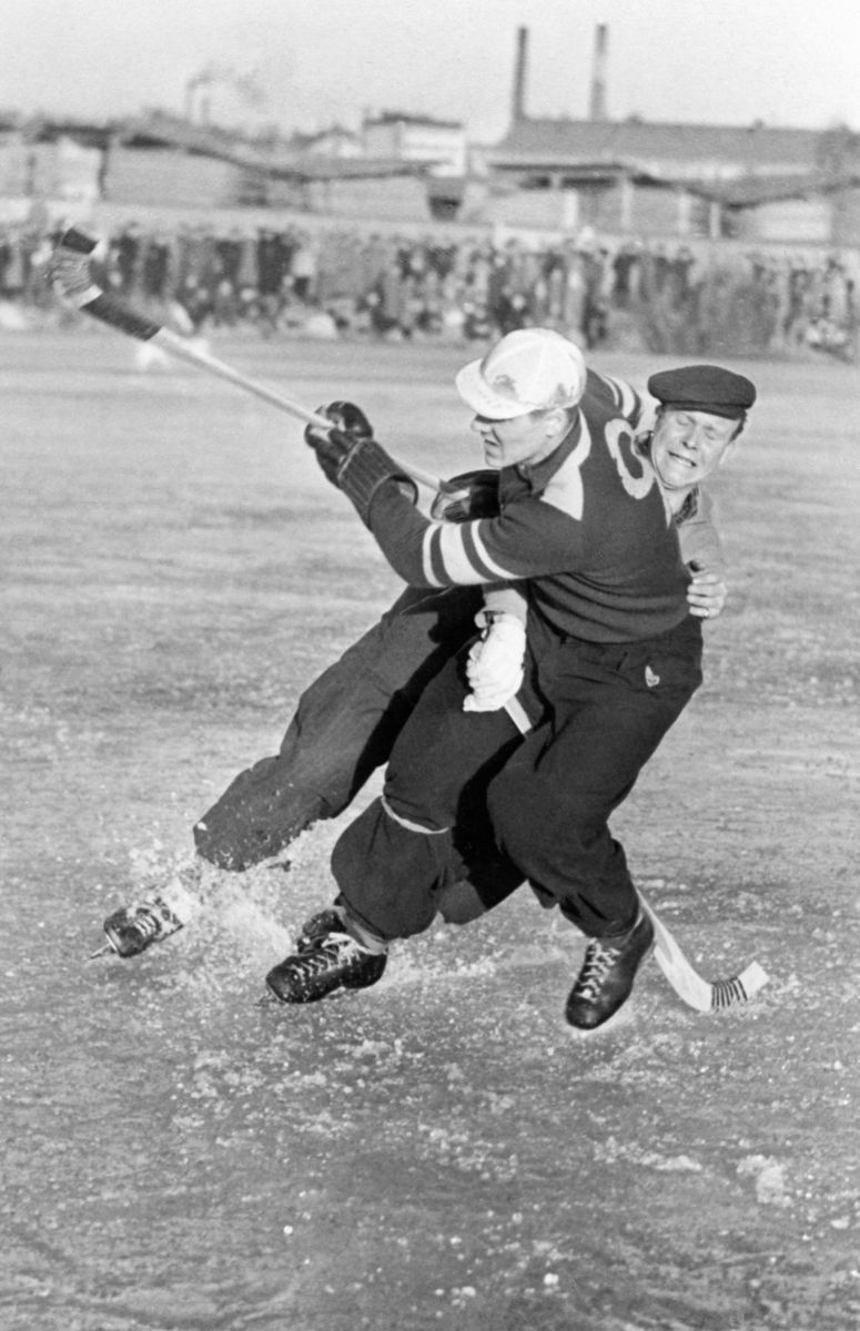 Kurt Kjellström
(1921-1965)
Svensk ishockeyspelare och bandyspelare
Här spelar han bandy i Hammarby mot Finspong
så här gick det till när Kulle Kjellström gjorde Hammarbys tredje mål med greppet bakom ryggen samt klubban mellan benen på Kurre.
27/2-1943
