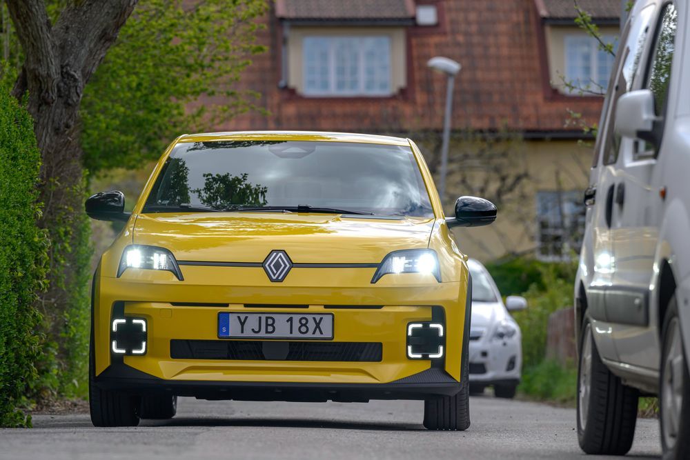 Gul Renault R 5 E-tech ute i trafiken.