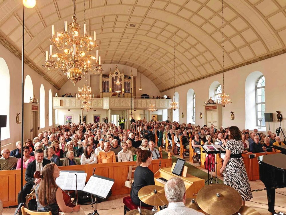 Konsert inne i kyrkan.