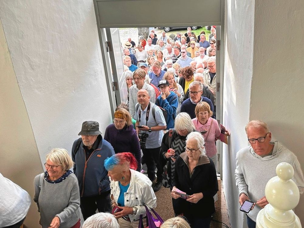 Kö av människor in i kyrkan.