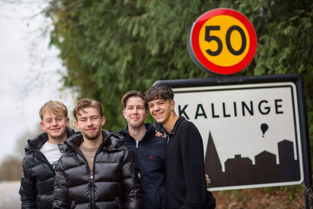 Marwin Niemelä, Ebbe Andersson Mårtensson, Simon Lindqvist och Khaled "Kalle" Alkasem står framför en vägskylt för Kallinge.