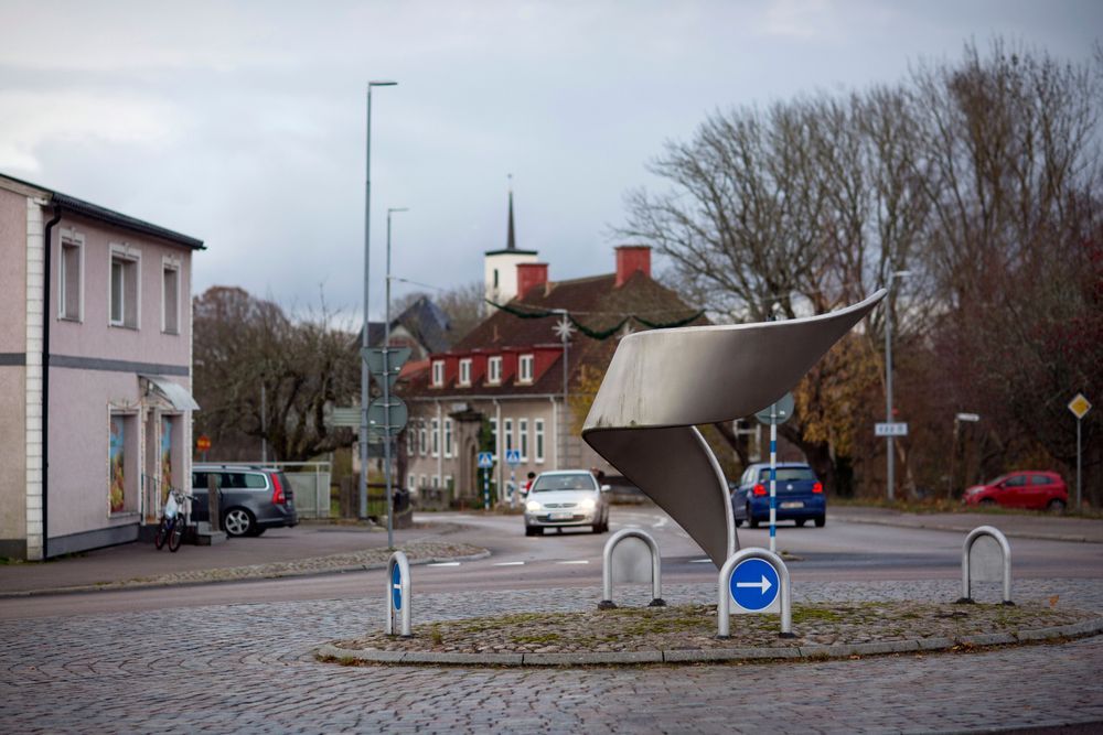 Modern skulptur vid en rondell i Kallinge.