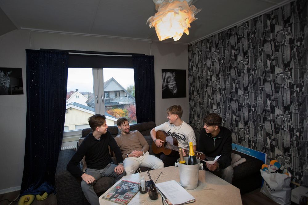 Killarna sitter i en soffa.