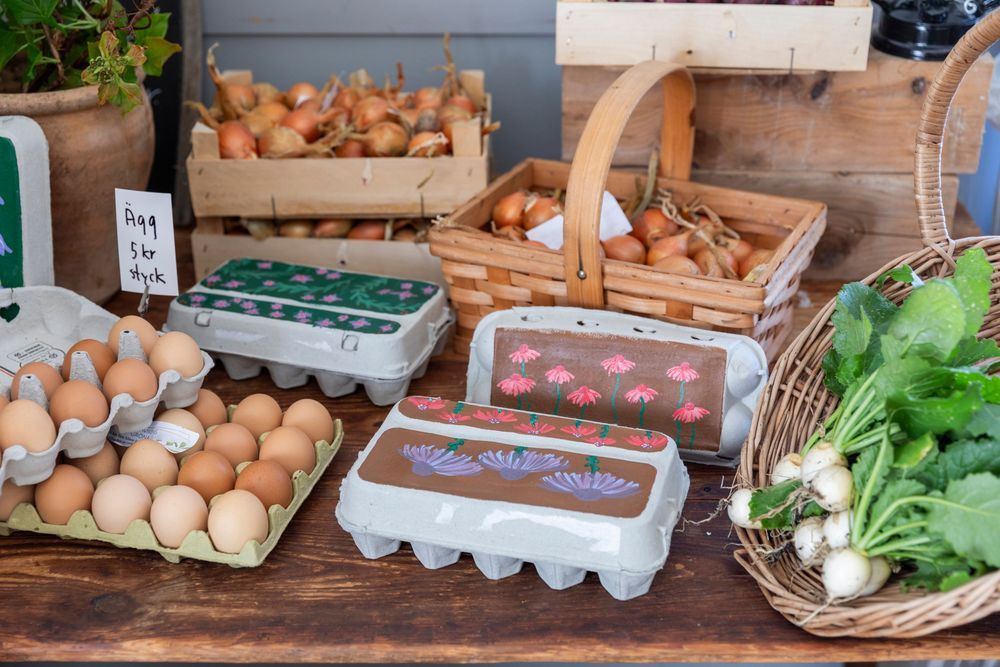 Närproducerade ägg, lök och rotsaker upplagda i korgar