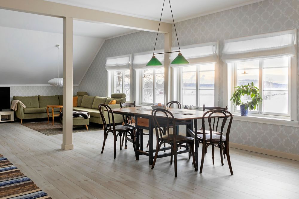 I det stora nyrenoverade köket vetter raden av fönster mot Bottenviken ett stenkast bort.