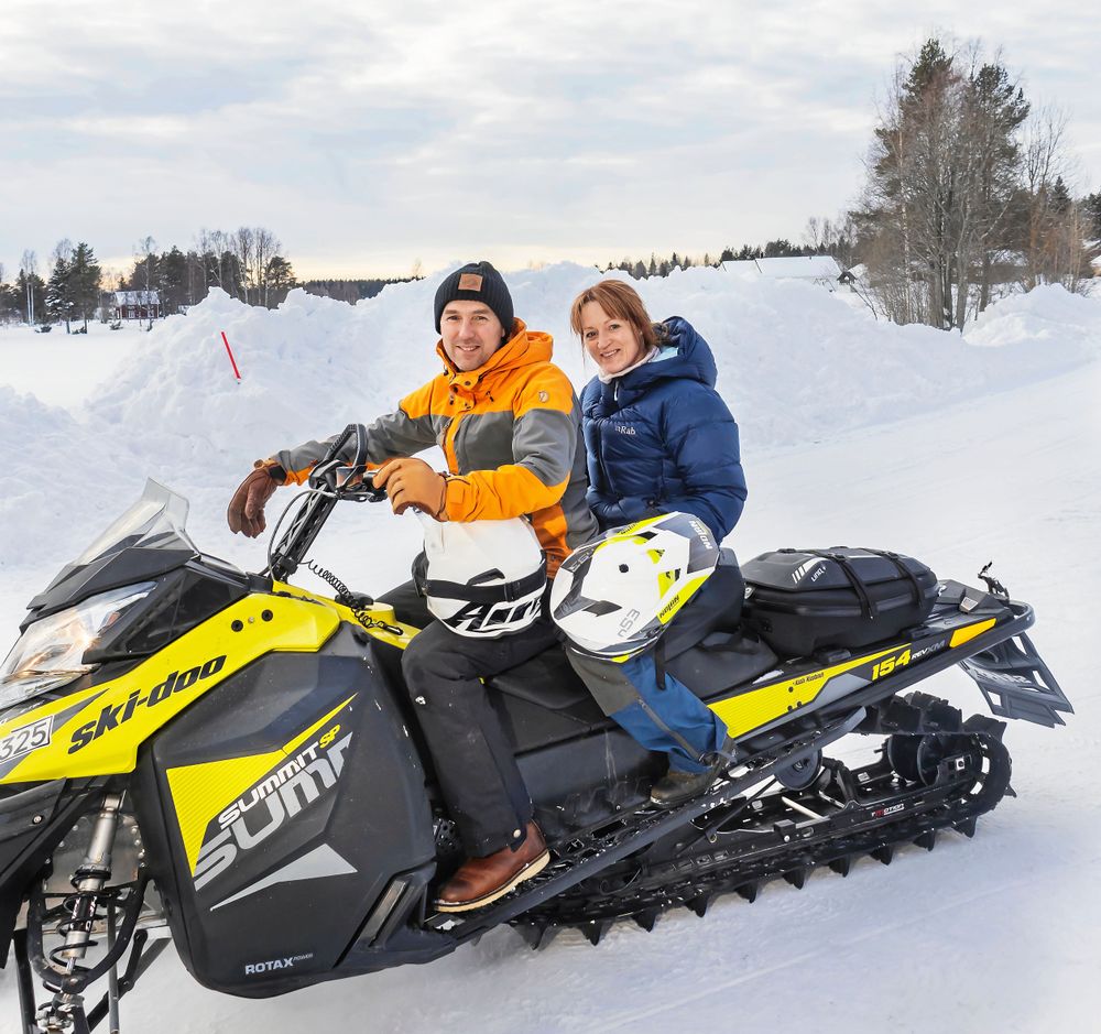 Smålänningen Henrik har lärt sig uppskatta de bistra norrbottensvintrarna och han och Jenny tar gärna en skotertur.