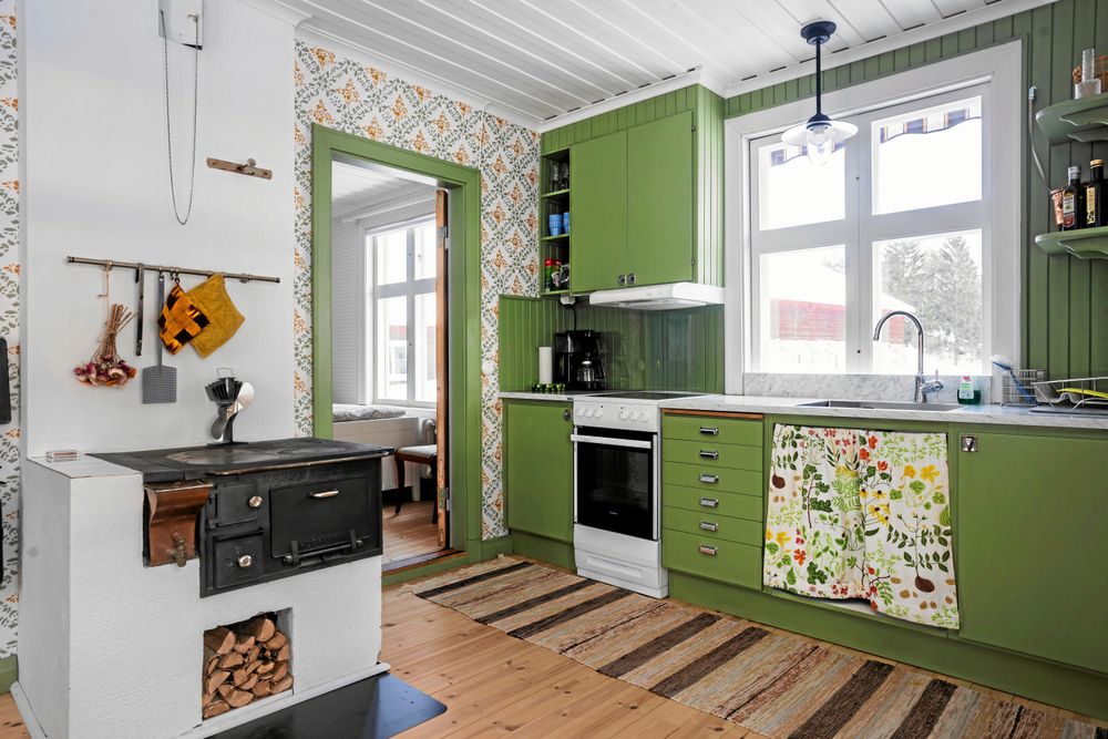 Den gamla inredningen med vedspis och originalskåp fick vara kvar i gäststugan.