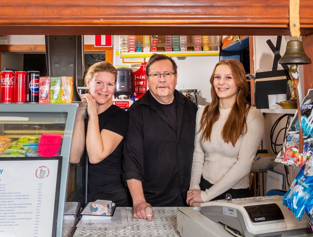 Sarah Karlsson, pappa Stefan och Sarahs dotter Alva vid kassadisken.