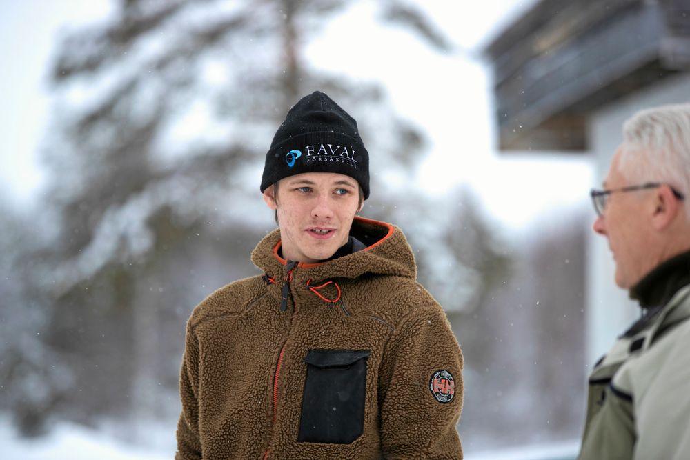 Sonen Johan Lansgren har flyttat till Kroknäs och gillar att renovera precis som sin pappa Daniel. Här pratar han med farfars bror Thomas Engman,