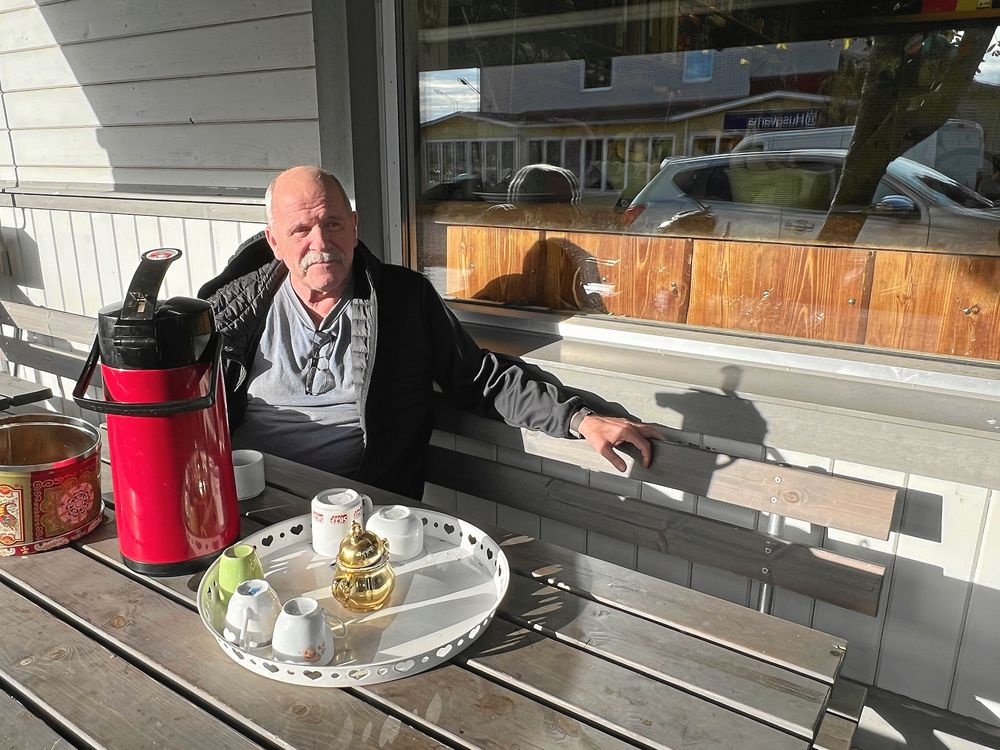 Benny Pedersson från Dalfors 3,5 mil bort, kommer ofta hit för att ta en kaffe och titta på folk.