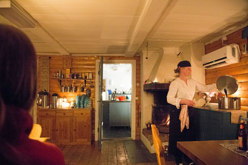 Varmt och mysigt inne i fjällgårdens café.