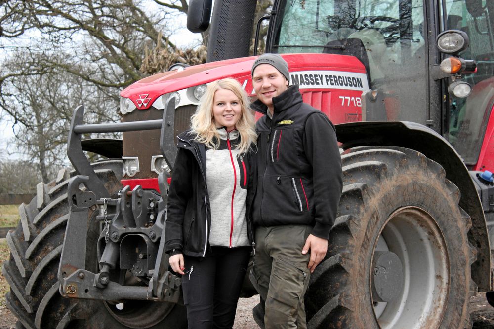 För Dennis slog kärleken till när tv-serien var över. Då träffade han Amelia från grannkommunen.