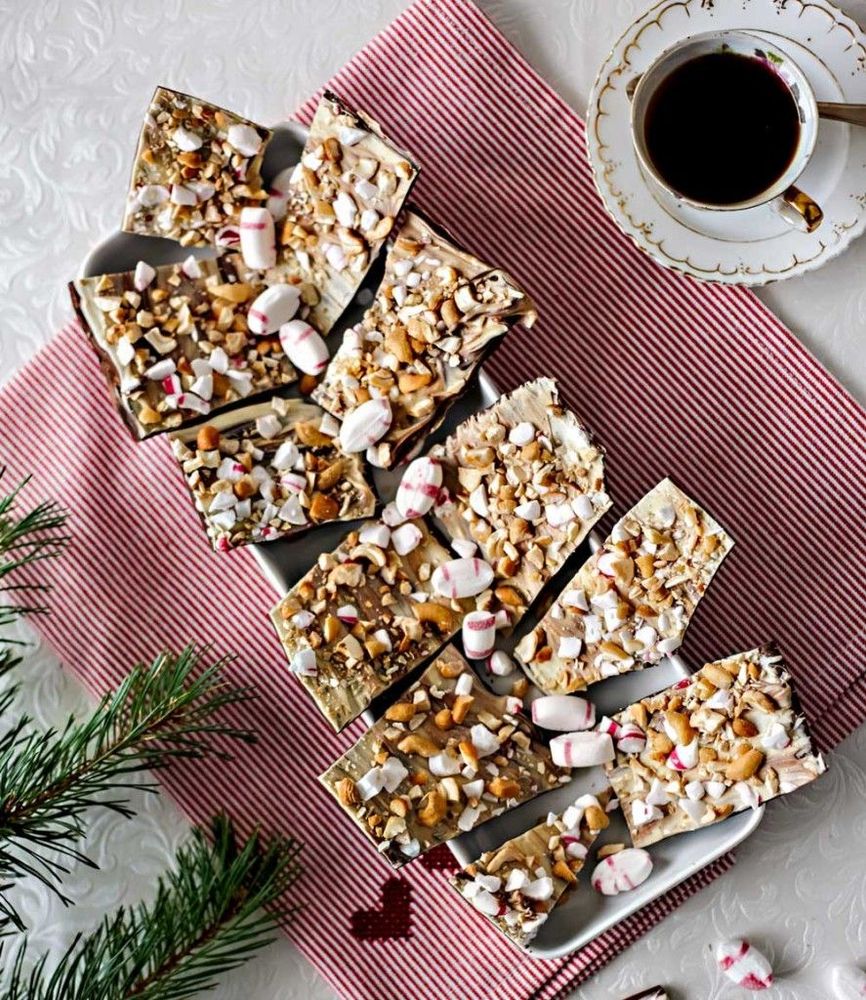 Chokladbräck med polkagris och cashewnötter på fat.