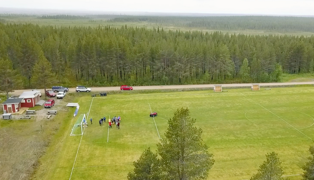 Fotbollsplanen i Parkalompolo är Sveriges nordligaste naturgräsplan. När Sverige spelar VM-matcher samlas byborna här för att heja på sitt lag.
