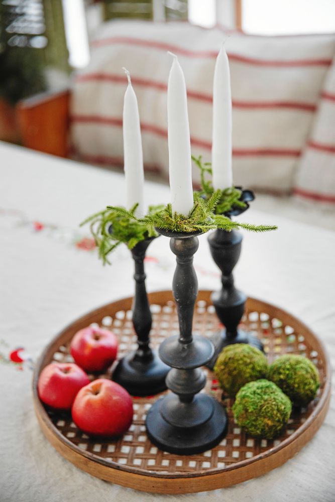 Mossbollarna gör Sofia genom att knyckla ihop tidningspapper till bollar, klä med mossa och binda fast med grön bindtråd.