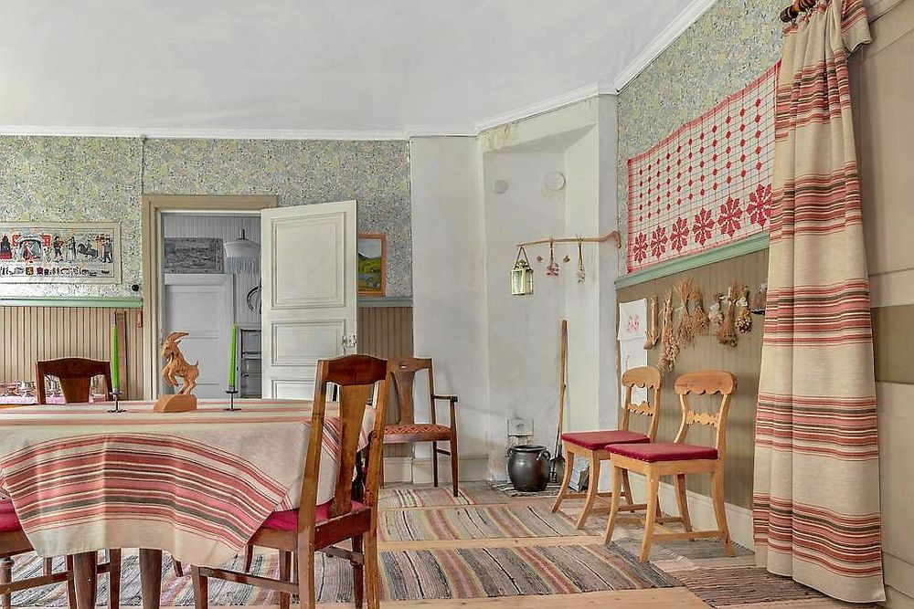 Inredning i Hälsingestil med tyger och möbler från trakten.